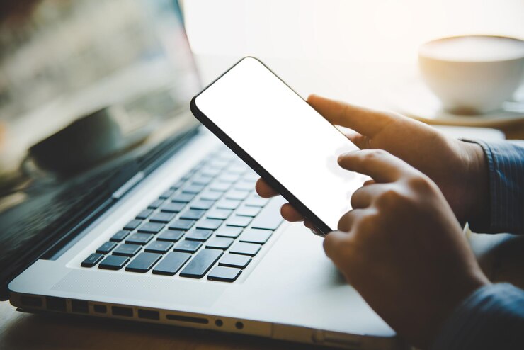Photo gros plan d'une personne utilisant un téléphone portable