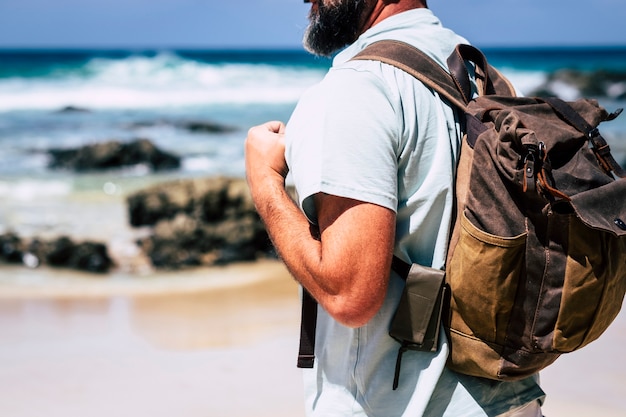 Gros plan de personnes adultes caucasien homme voyage avec sac à dos de style cuir