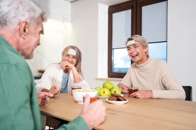 Gros plan des personnes âgées à table