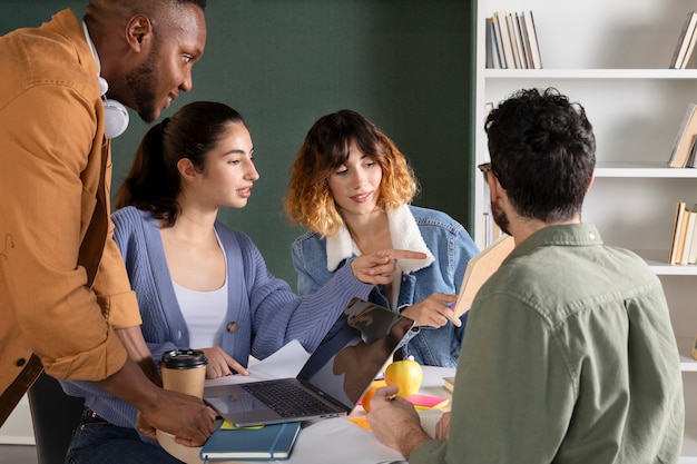 Photo gros plan sur les personnes qui étudient ensemble