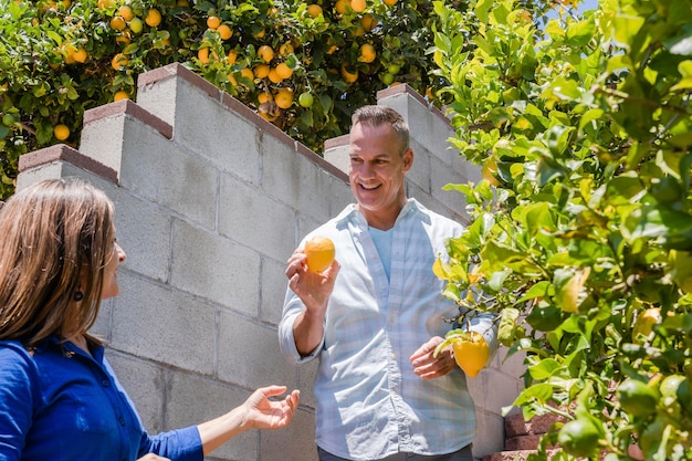 Gros plan des personnes souriantes avec des fruits