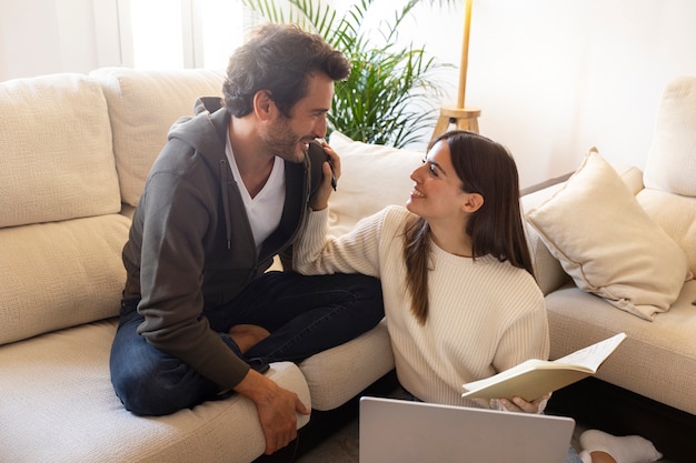 Gros plan sur les personnes travaillant à domicile