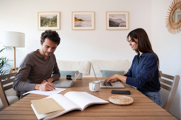 Photo gros plan sur les personnes travaillant à domicile