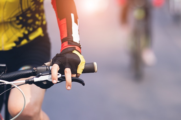 Photo gros plan de personnes à vélo avec heureux en vacances.