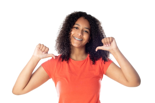 Gros plan sur une petite femme afro-américaine souriante portant un t-shirt rouge isolé.