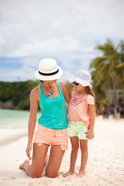 Gros plan, petite fille, jeune, mère, regarder, autre, plage