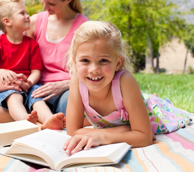 Gros plan, de, a, petite fille, lecture, à, a, pique-nique