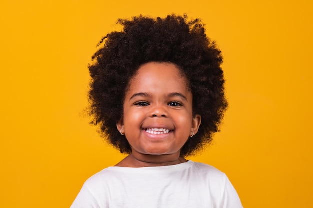 Gros plan d'une petite fille noire heureuse souriante avec un espace pour le texte.