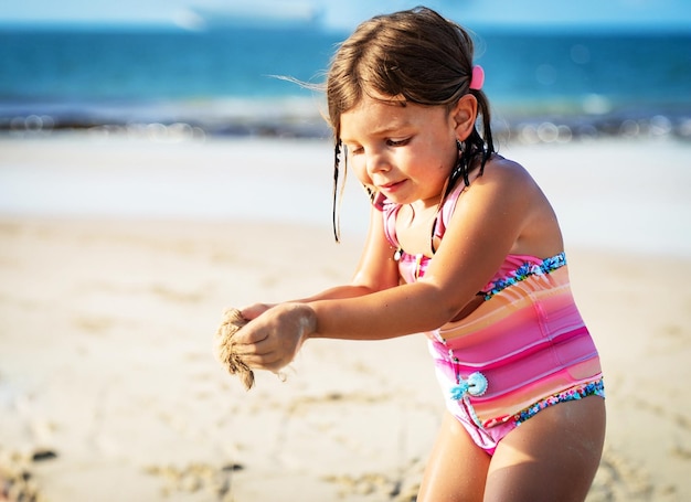 gros plan sur une petite fille à la plage