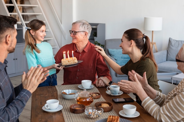 Photo gros plan petite-fille smiley tenant le gâteau