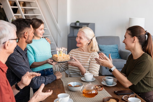 Photo gros plan petite-fille tenant le gâteau