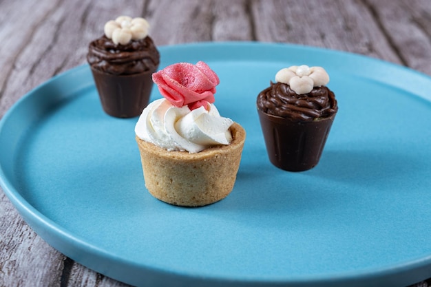 Gros plan de petits bonbons sophistiqués remplis de ganache au chocolat et de crème fouettée et de glaçage au fondant