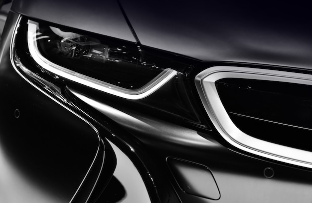Gros plan sur l'un des phares à LED de la voiture moderne.