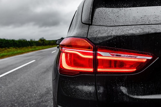 Gros plan des phares de la nouvelle voiture noire.