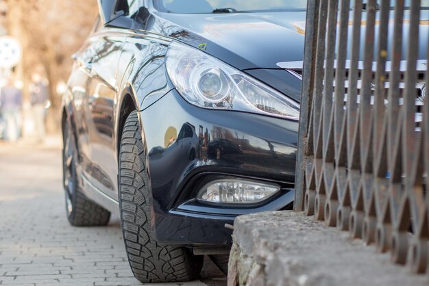 Gros plan des phares de voiture dans la rue