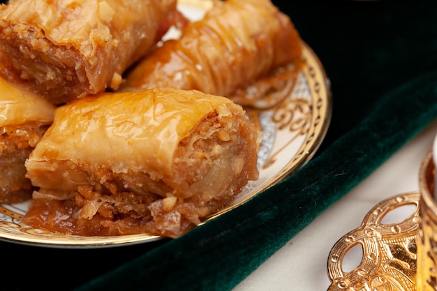 Gros plan photo de délicieux Baklava turc servi sur une assiette