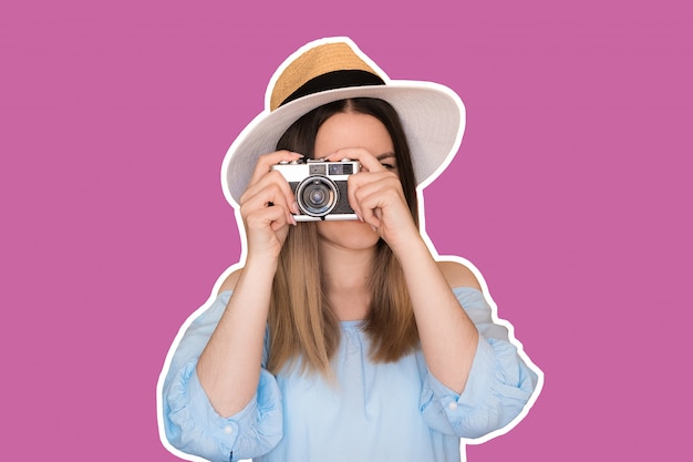 Gros plan photo de femme au chapeau violet prenant une photo avec l&#39;appareil photo rétro.