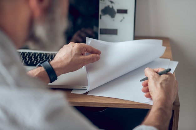 Gros plan photo d'un homme signant les documents