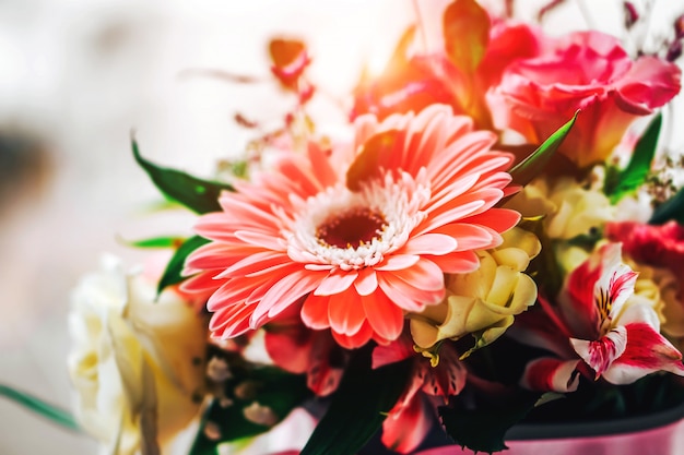 Gros plan photo de joli bouquet de fleurs