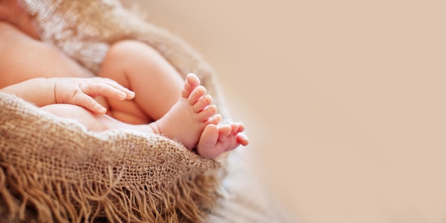 Photo gros plan photo des pieds de bébé nouveau-né