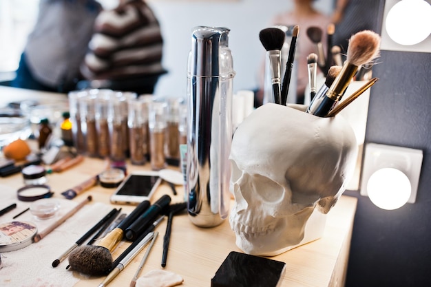 Gros plan photo de pinceaux de maquillage fards à paupières en poudre dans un salon de beauté