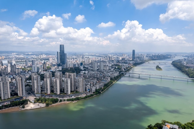 Gros plan de la photographie aérienne du paysage de la ville de Liuzhou en Chine