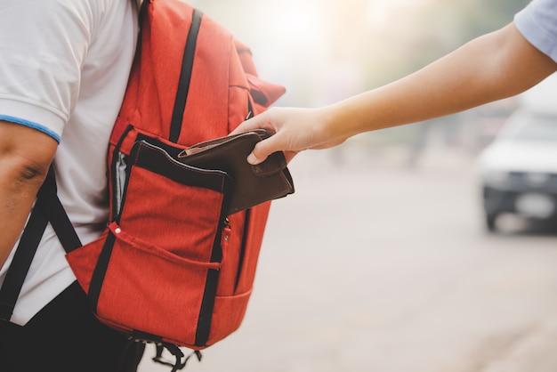 Gros plan Le pickpocket ramasse l'argent des touristes qui voyagent.