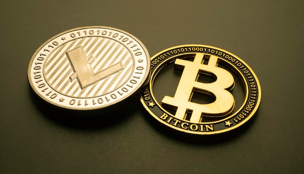 Gros plan sur des pièces de crypto-monnaie numériques