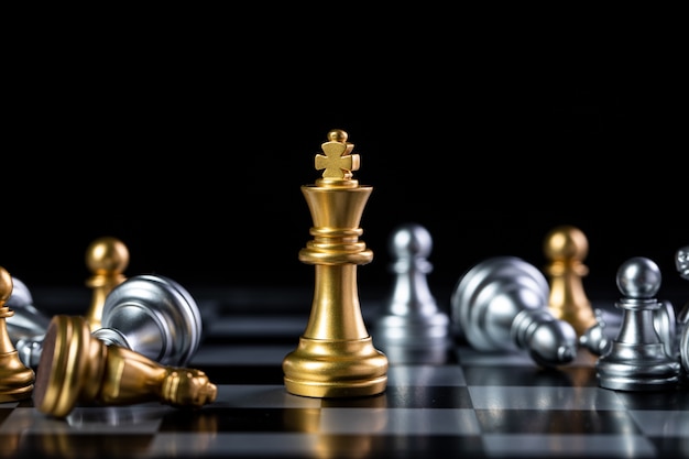 Gros plan sur les pièces d'échecs d'or et d'argent