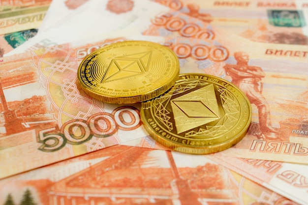 Gros plan des pièces d'Ethereum sur un billet de 5 000 roubles russes. Crypto-monnaie ETC.