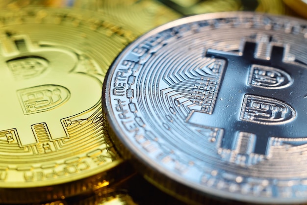 Gros plan sur des pièces de monnaie bitcoin en argent et en or