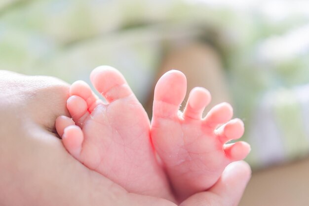 Gros plan sur les pieds d'un bébé asiatique avec ta mère