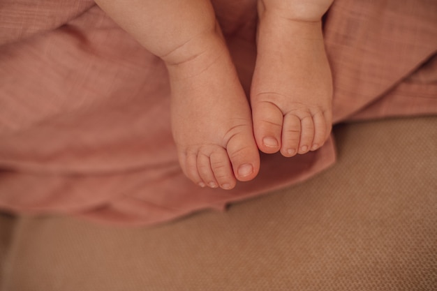 Photo gros plan des pieds de bébé