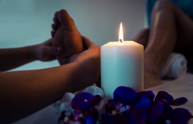 Gros plan des pieds de femme et des décorations de salon de beauté