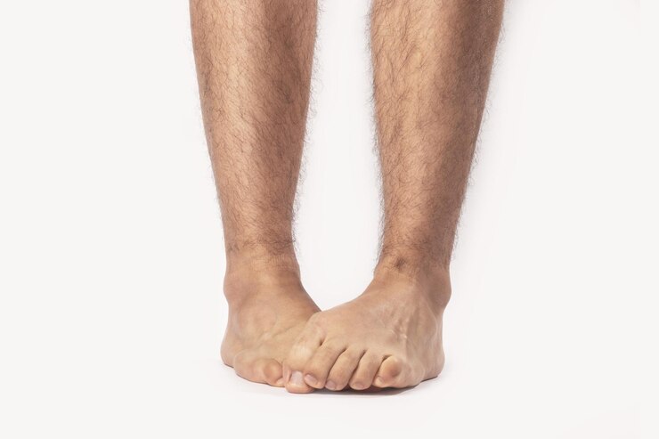 Gros plan des pieds d'un homme timide debout sur un fond blanc