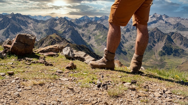 Gros plan des pieds d'un randonneur dans la montagne