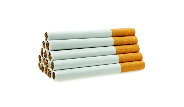 Gros plan d'une pile de cigarettes montrant sur fond blanc