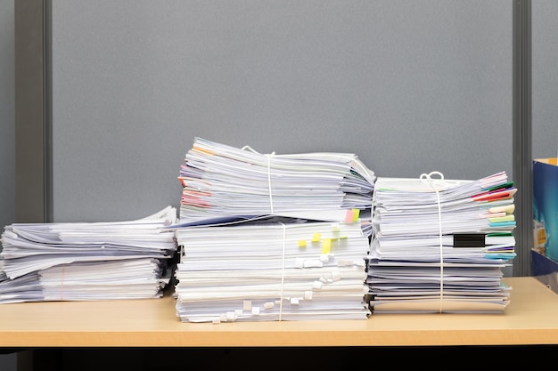 Gros plan sur une pile de documents commerciaux sur une pile de documents de rapport de bureau