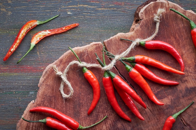 Gros plan sur les piments rouges sur du bois foncé