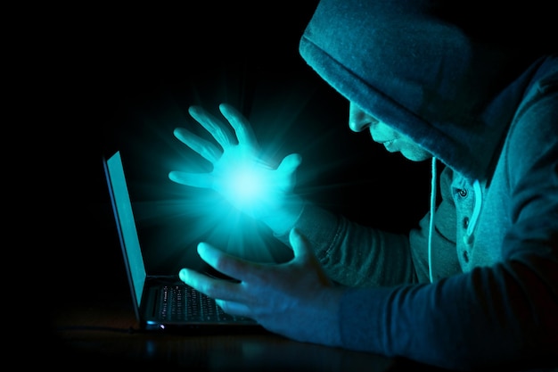 Un gros plan d'un pirate utilisant un ordinateur portable