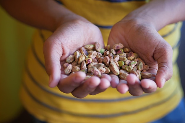 Gros plan de pistaches naturelles à portée de main