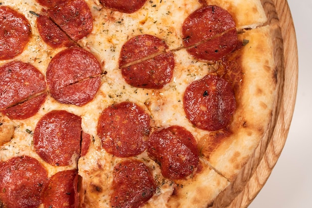 Un gros plan d'une pizza au pepperoni chaud