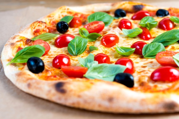 Un gros plan d'une pizza fraîche