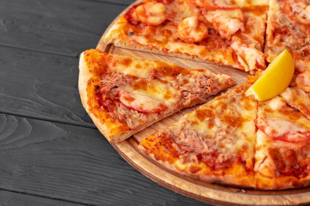 Gros Plan Sur Une Pizza Fraîchement Préparée Sur Une Table En Bois Noir