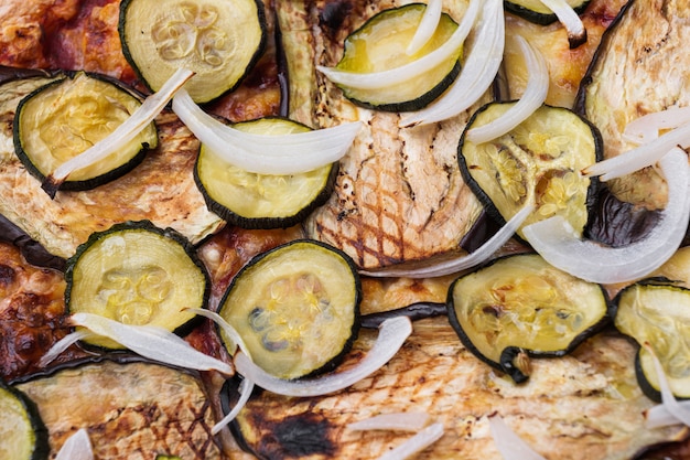 Gros plan sur une pizza garnie de courgettes aubergines grillées et d'oignons macro shot de délicieux produits