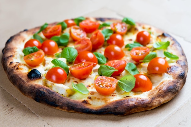 Un gros plan de la pizza sur la table