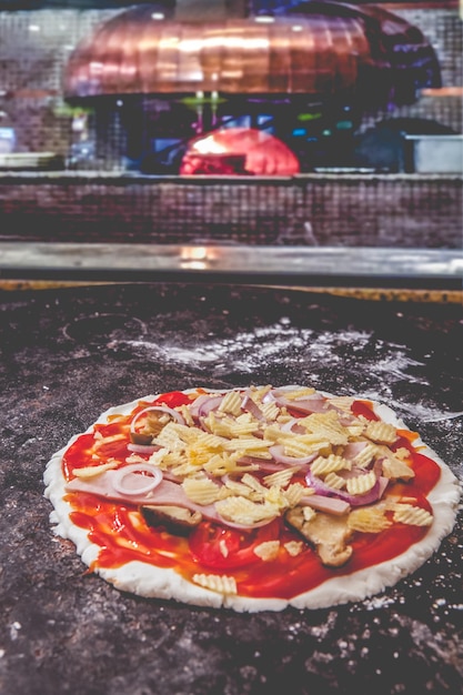 Photo un gros plan de la pizza sur la table