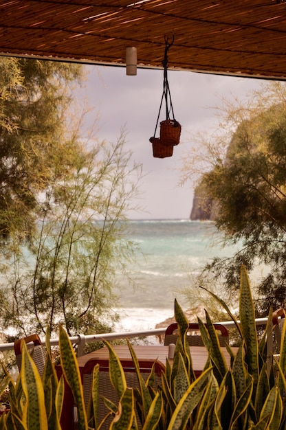 Un gros plan de la plage de Kamari à Santorin