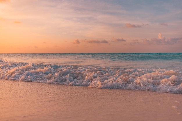 Gros plan sur la plage de sable de la mer. Beau paysage de plage. Inspirez l'horizon du paysage marin de la plage tropicale. Rêveur