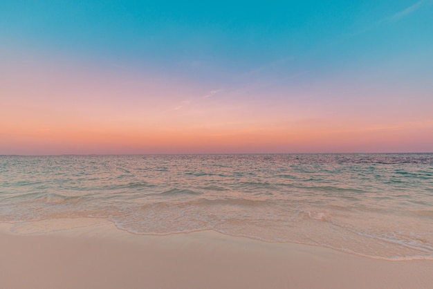 Gros plan sur la plage de sable de la mer. Incroyable paysage de plage vide. Inspirez le paysage marin tranquille de l'île tropicale